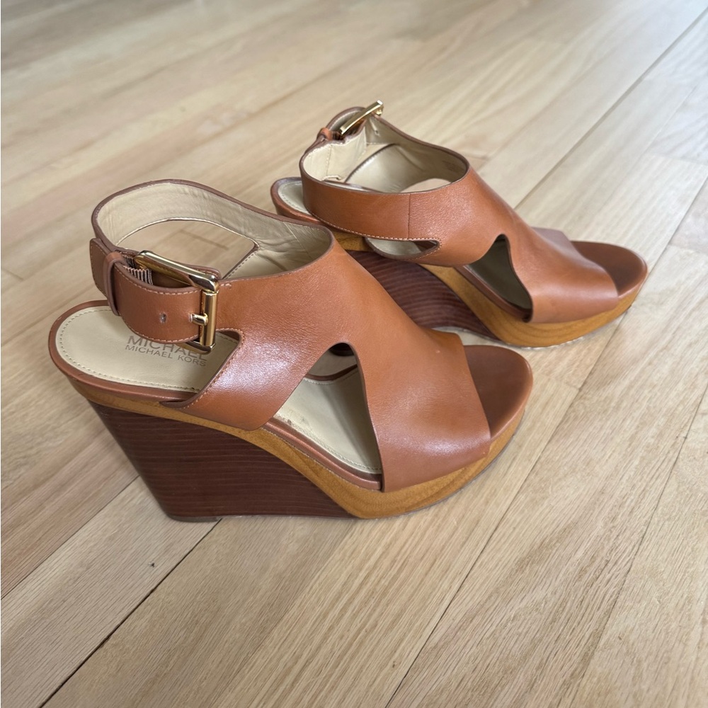 Michael Kors sz7  sandals. Love the camel color leather and profile of this show